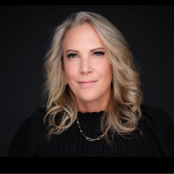 Meet your Posher, Jeanette - Picture 1 of 4